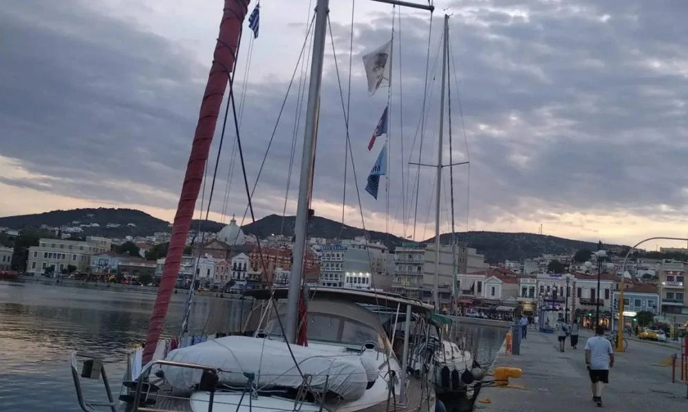 Μυτιλήνη: Τουρκοί έβαλαν σημαία με τον Κεμάλ σε σκάφος και το Λιμενικό επενέβη και την ξεκρέμασε